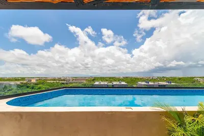 Image de 2 Br w/ Direct Walk-out to Pool + Sauna, Gym