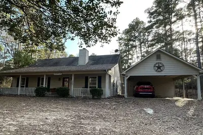 Image de Our Happy Place is located in the gated community of Holly Lake Ranch.