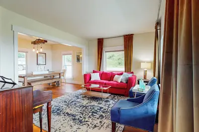 Image de Charming Yellow House on Somers Bay!