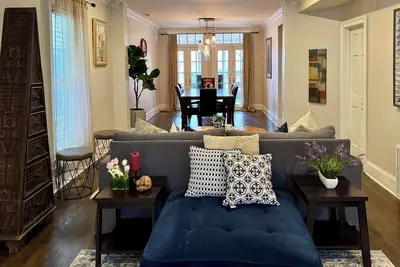 Image de Ideal Group Getaway: Prime Location, Parking, Backyard, Sunroom & Pet-Friendly