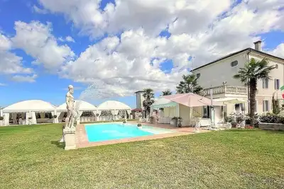 Image de Villa Abbraccio: An elegant two-story historical villa situated in a quiet location, a few minutes from the town center, with Free Wi-Fi.