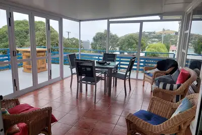 Image de Moeraki village, family sized house stunning views, 50m to the beach.