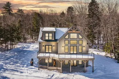 Image de The Hideout | New, Views, Theater, Fireplace, Deck