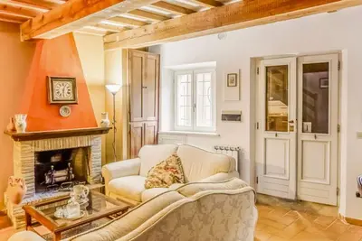Image de Romantic 95 sqm flat on two floors (No lift), with two bedrooms which can accommodate up to 4 people. The apartment is located in the centre (Restricted Traffic Area) in the heart of the historic centre of Urbino. The accommodation enjoys an enviable loca