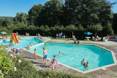 Image de Maison de vacances spacieuse dans un camping