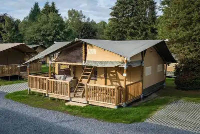 Image de Tente de vacances en bois pour 8 personnes