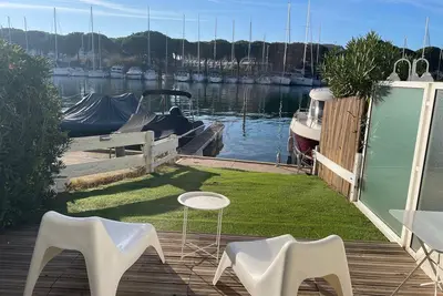 Image de Marina avec appontement Port Camargue vue sur le plan d'eau