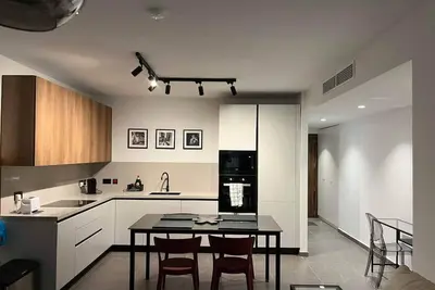 Image de 🌊🌸 Centrally located in Qawra, this modern 2-bed apartment offers comfort, style & easy access to the promenade — perfect for a carefree holiday escape! 🌴✨