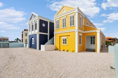 Image de Waterfront villa with terrace, Sup boards, barbecue, and access to a shared swimming pool.