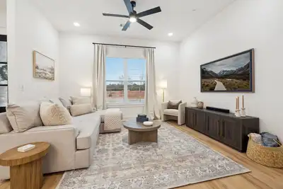 Image de Pinnacle Row - 0. 8mi to Promenade-2 Mi to The Amp