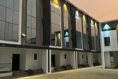 Image de Tastefully furnished Deluxe two bedrooms shortlet apartment with balcony.