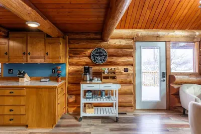 Image de Log Cabin at Moonlight Bay