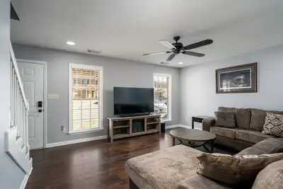 Image de New Listing! Hearthstone Hideaway- 2br/1. 5ba- Close to Ua