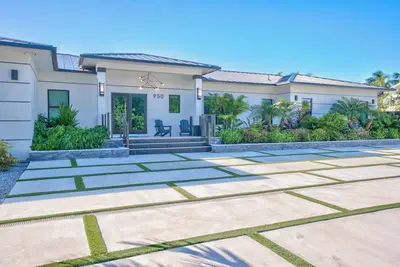 Image de Paradise Oceanside Estate- 6 Bedrooms & 9 Br + Office + Theater Room – Sleeps 14