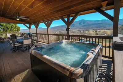 Image de Luxurious 3br + Breathtaking Views + Fire Pit + Hot Tub +Free Attraction Tickets