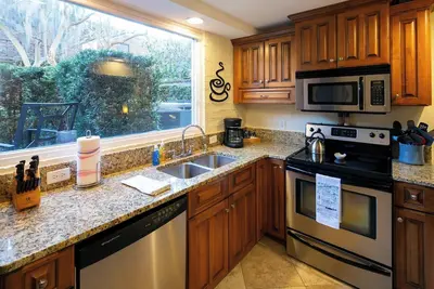 Image de Beautiful Circa 1855 garden level home located in the heart of Savannah's famed historic district.