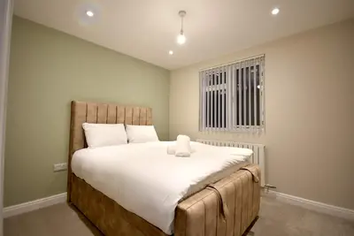 Image de 4-Bed Home with Parking, Garden & Porch