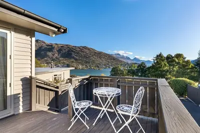 Image de Wood burner fire, parking and mountain and lake views.