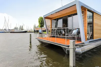 Image de Houseboat Skoft with beautiful view over the water and on village Grou.