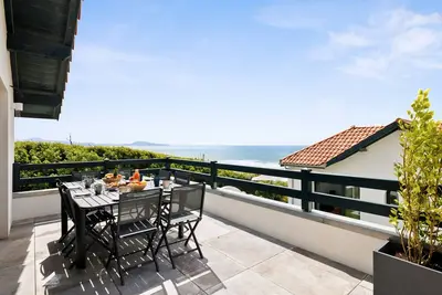 Image de Seaside – Charmante villa rénovée avec goût, piscine & terrasse panoramique – 4 chambres & 4 salles de bains – Biarritz