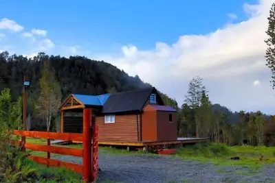Image de Hom I Cabaña La Ensenada vista parcial al Volcán