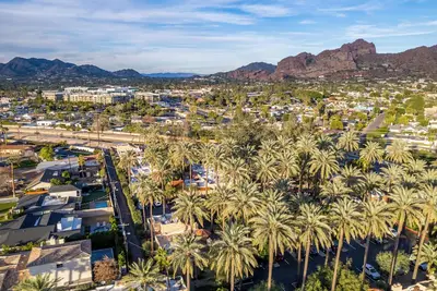 Image de Exceptional community! Biltmore/Arcadia location. Impeccable! King & Queen bed!