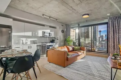 Image de Miso 2 Bd - Skyline View, Patio, Gym, Pool & Ac