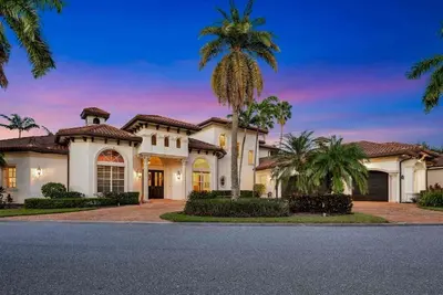Image de Experience island living at its finest in this private Jupiter River Estate