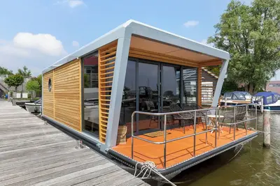 Image de Houseboat Smuk, enjoy from your own outdoor terrace and water views.