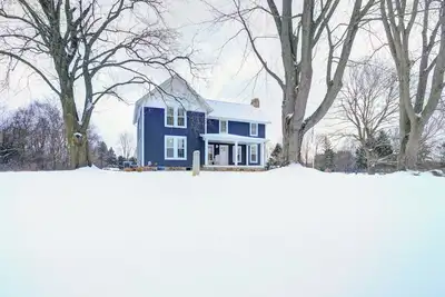 Image de Spacious 4-bedroom house near Schafer Lake minutes off I-94. High Speed Wi-Fi.