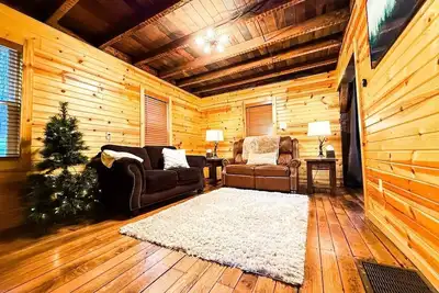 Image de The Oaks | Cozy 1920s Farmhouse | Hot Tub