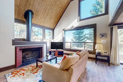 Cozy condo with gas fireplace, jetted tub, deck, great location near ski hill