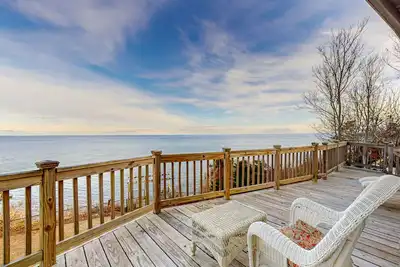 Image de Quiet home with ocean views, access to beach, deck, W/D, Ac, & games