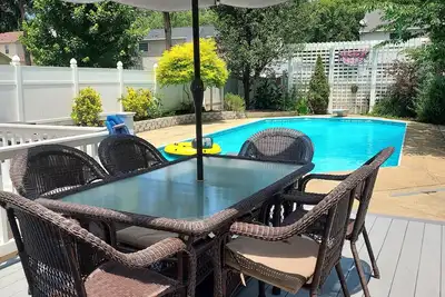 Image de King Suite Retreat cottage with outside Hot Tub, Enjoy Holidays Smithfield Va