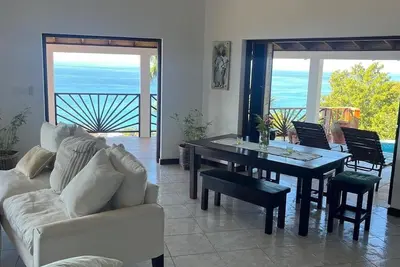 Image de Spacious luxury villa in Whitehouse, Jamaica, with expansive ocean views.