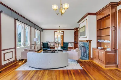 Image de Recently Renovated and Re-Designed Vineyard Mansion Located on the 205 acre. . .
