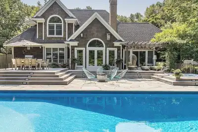 Image de Luxury Southampton Home/outdoor Sauna/hottub