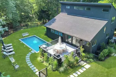Image de Contemporary Southampton getaway, private heated pool, backed to wood. . .