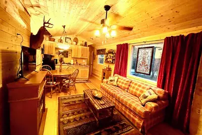Image de Cozy little cabin surrounded by trees. Perfect for couples! Quiet getaway!