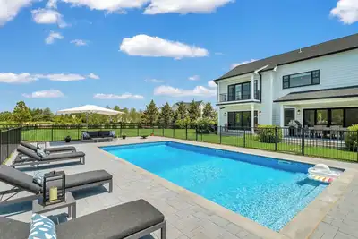Image de Pristine new construction in the heart of the North Folk, just under an. . .