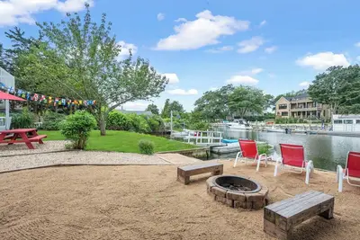 Image de Cozy North Fork Home with Direct Water Access, Private Dock, Close to Wineries