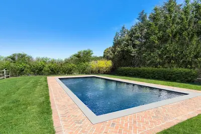 Image de Bridgehampton Home on Lush Acre, Heated In-Ground Gunite Pool, Close to. . .