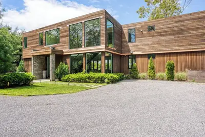 Image de Expansive Southampton Home with Harbor Water Views, Private Pool, Modern. . .
