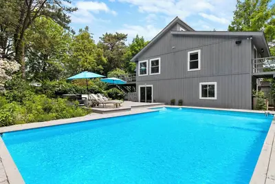 Lovely Southampton retreat, large pool, extensive decking, indoor/outdoor. . .