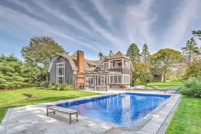 Image de Complex located in Sagaponack, walking distance to Wolffer Estate with. . .
