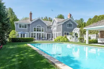 Image de Full Gym with Full Tile Steam Room, Roofed Cabana, Short Distance to. . .