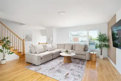 Image de Stunning, fully furnished unit with brand new furniture throughout.