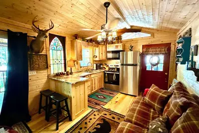 Image de Turkey Tale! Cozy cabin with 1 bedroom and WiFi, Ac in quaint Cosby