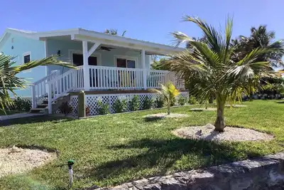 Charming New Blue Studio on water with dock, WiFi & Ac in fun time Freeport