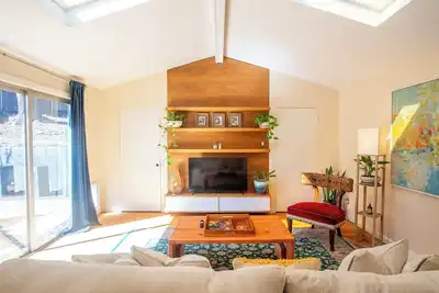 Image de South Congress Retreat - A Vibey Stay Close to Bars, Shops, Music Venues & Hikes